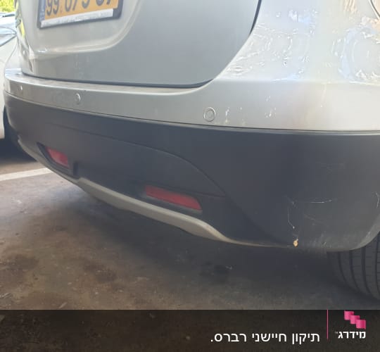 פגוש אחורי של רכב עם חיישני חניה